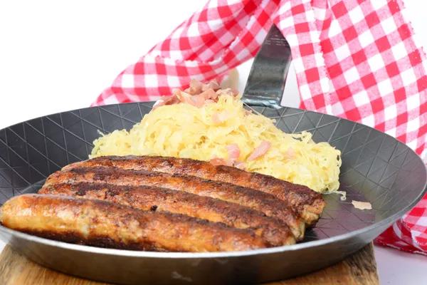 Möhrendorfer Bratwurst in der Pfanne mit Sauerkraut